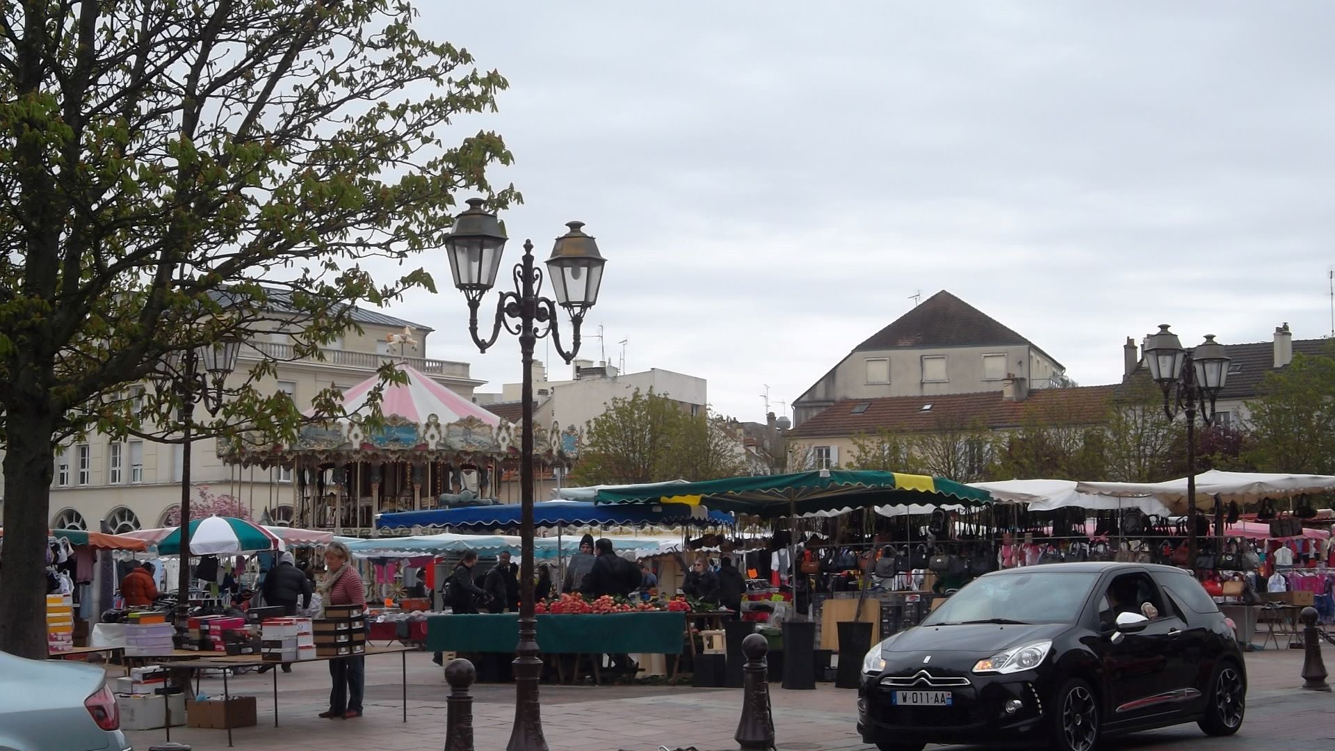 poissy-market-outside-covered-market- jun12