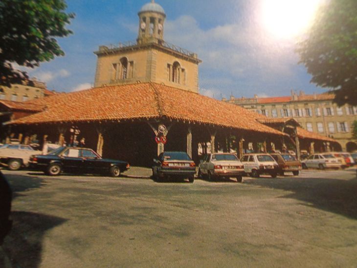 Revel pl Philippe VI de Valois halle or market et tour 16-19C c2004