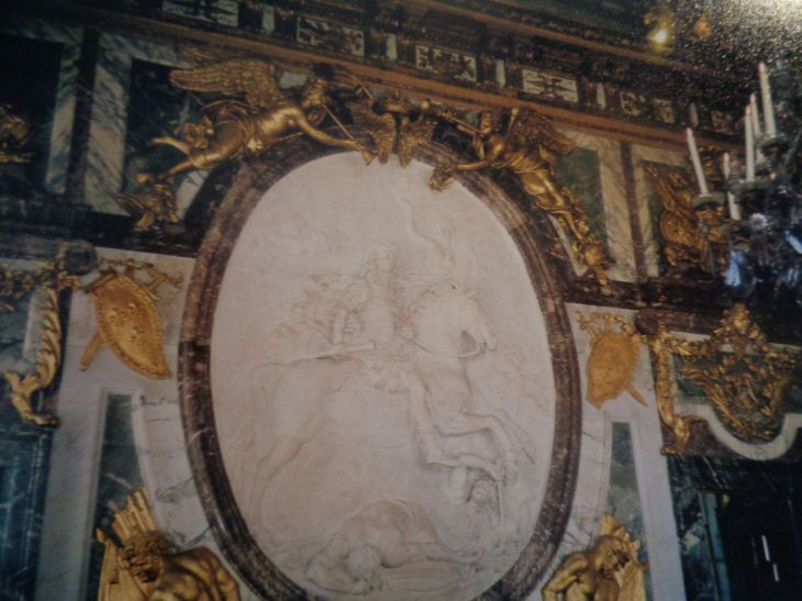 Versailles castle salon de la guerre Louis XIV à cheval couronné par la Victoire