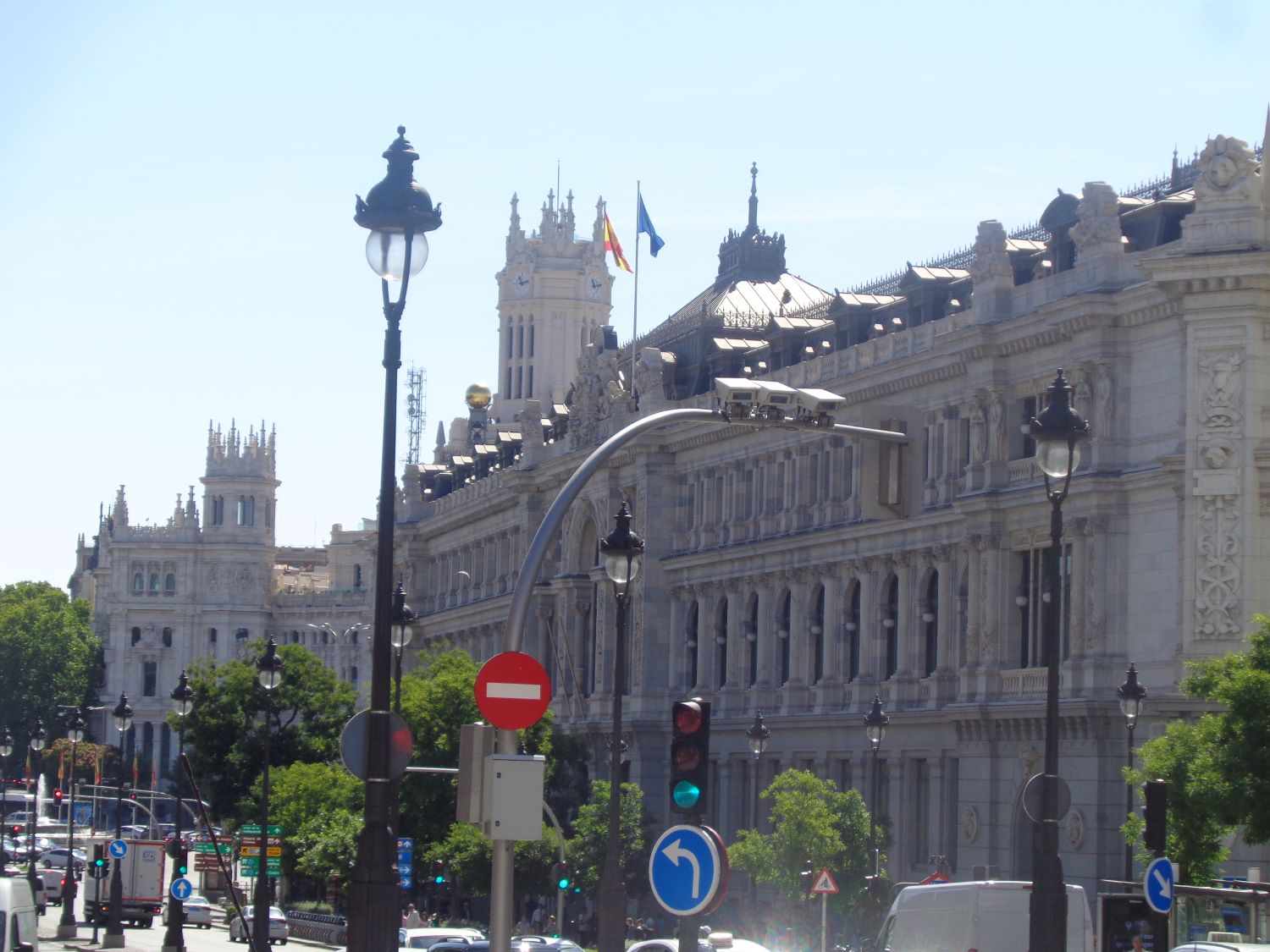 Madrid banco de España righ et Cibeles ahead calle de Alcala jun24