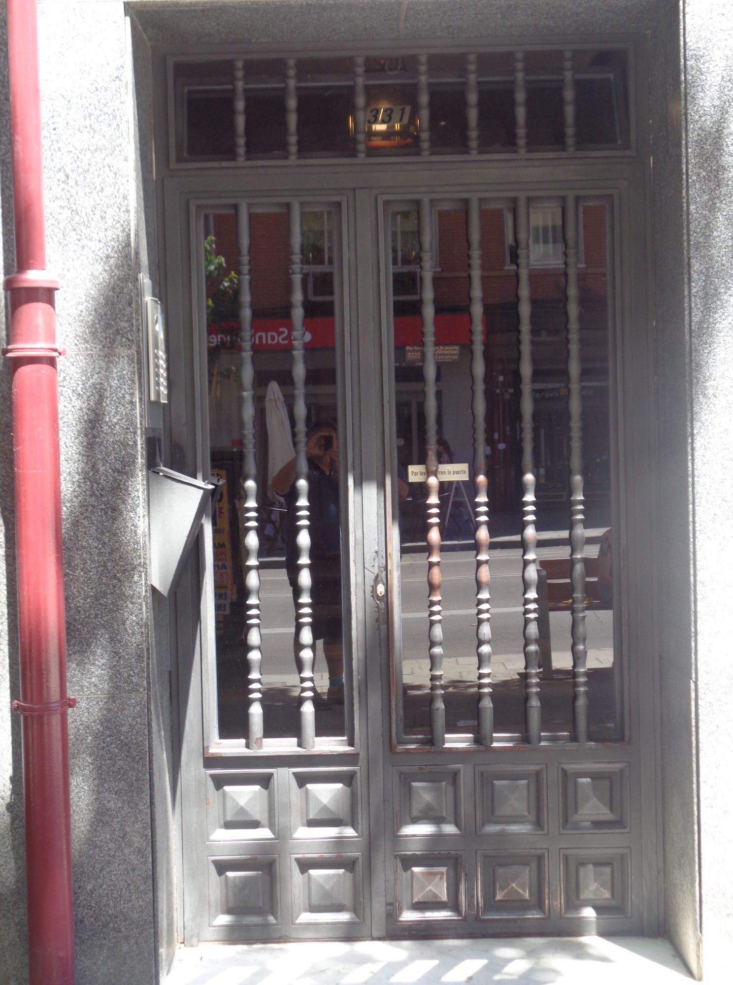 Madrid Calle de Alcalà 331 entr door to piso with mima jun24