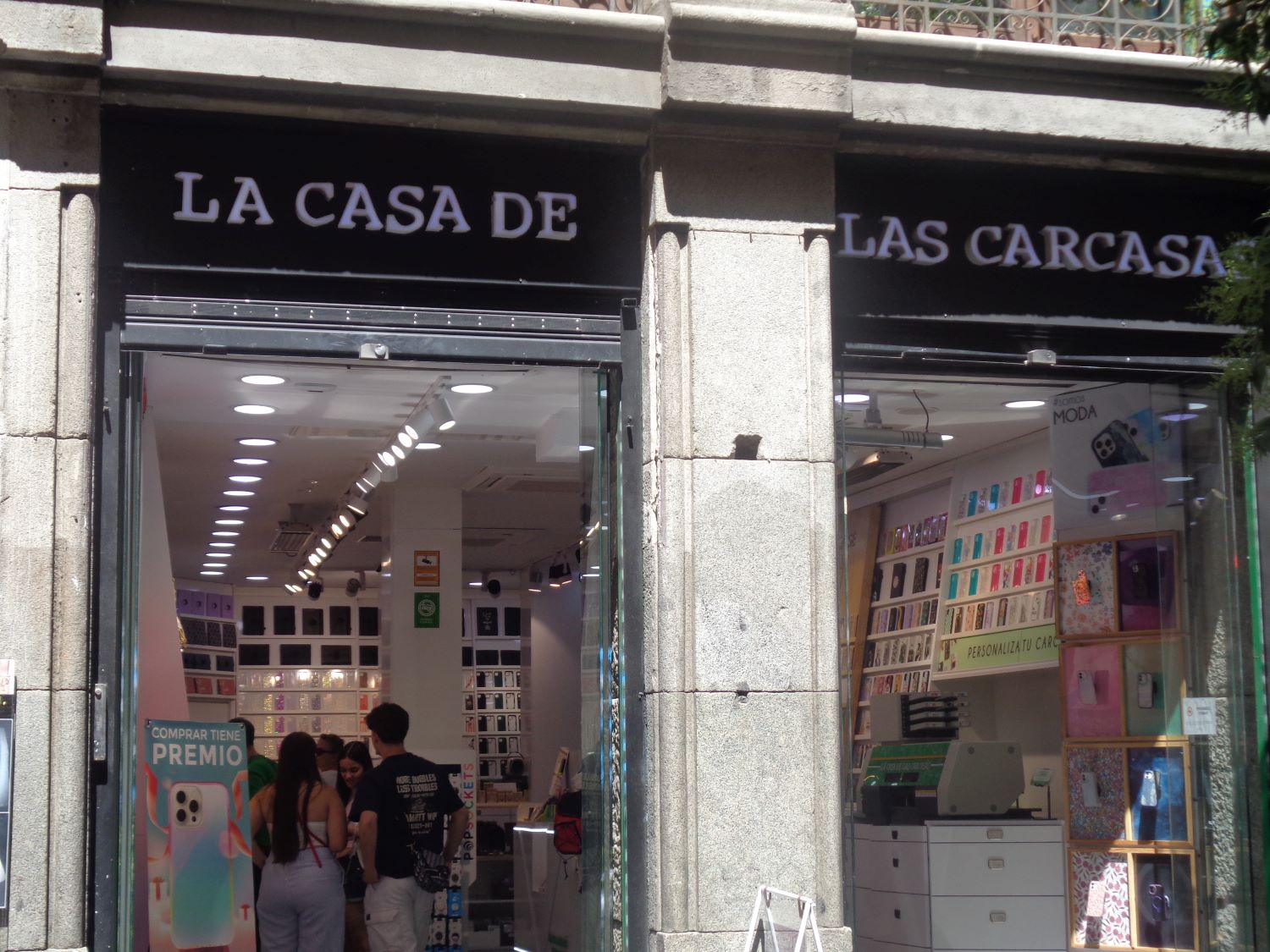 Madrid casa de las cascasas phone cover twins calle Fuencarral 9 jun24