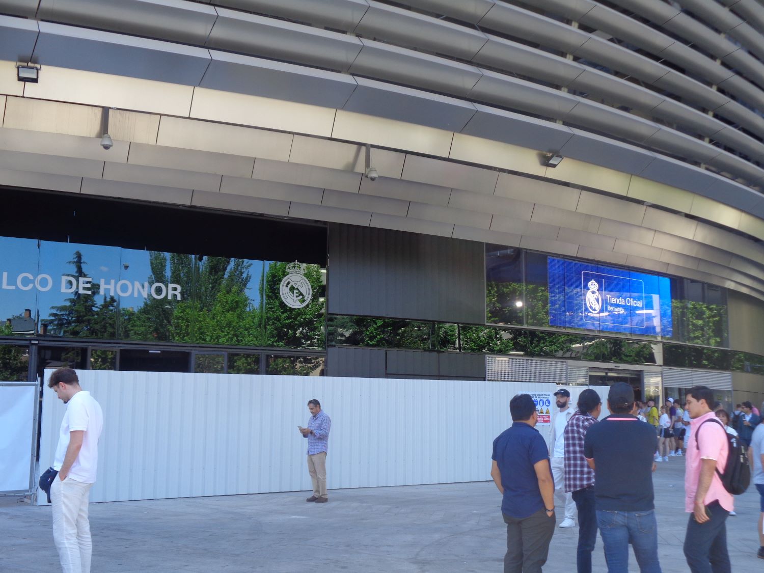 Madrid Estadio Santiago Bernabeu arriv boutique jun24