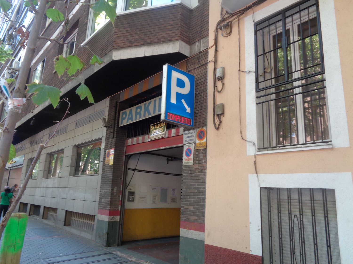 Madrid parking paseo de la reina cristina 24 jun24