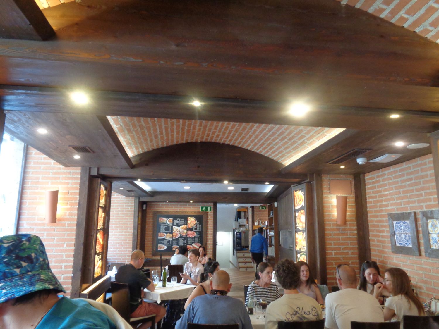 Madrid resto El Jamon gran via 59 dining room jun24