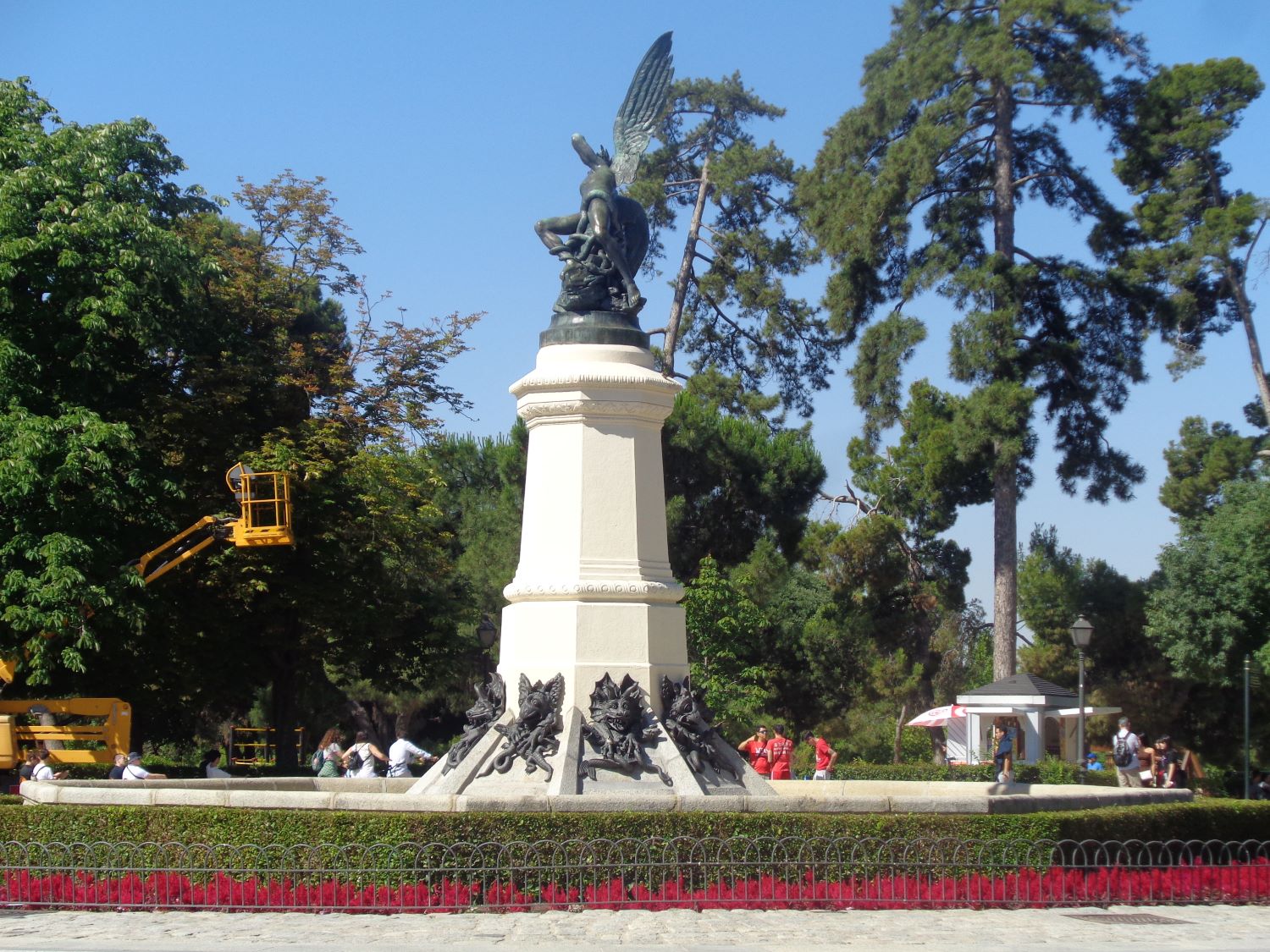 Madrid Retiro park fuente angel caido jun24