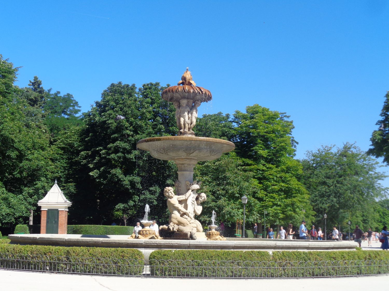 Madrid Retiro park fuente de la Alcachofa jun24