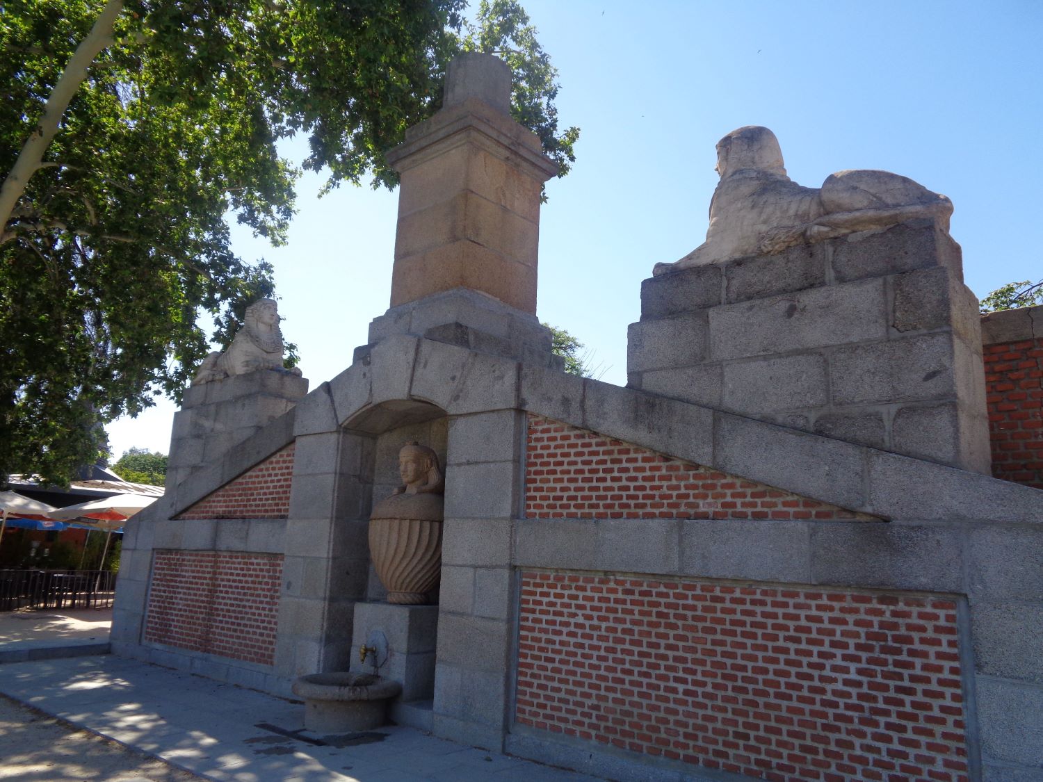 Madrid Retiro park fuente Egipcia or de las Esfinges jun24