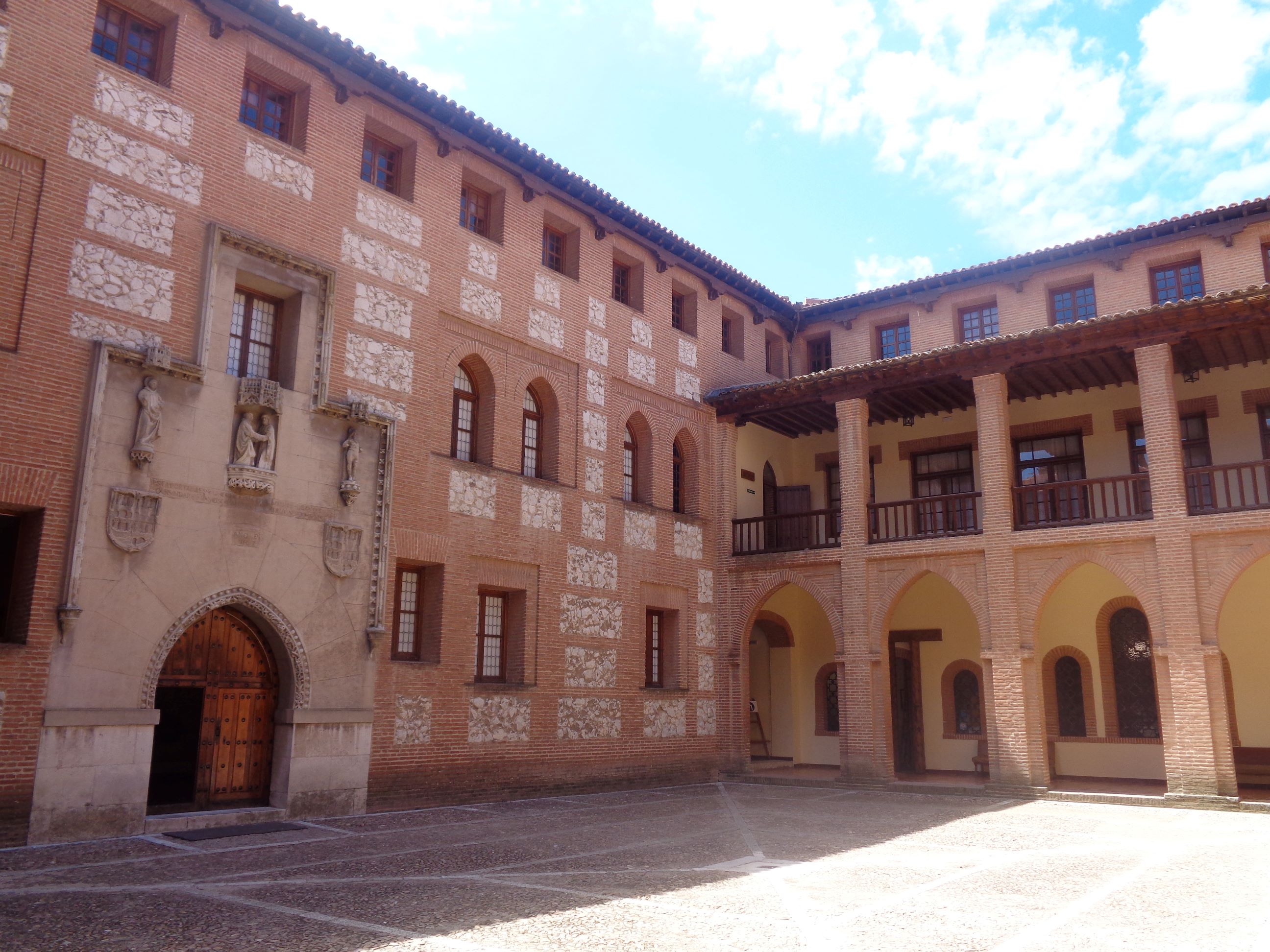 Medina del Campo Castle of the Mota courtyard inside jun24