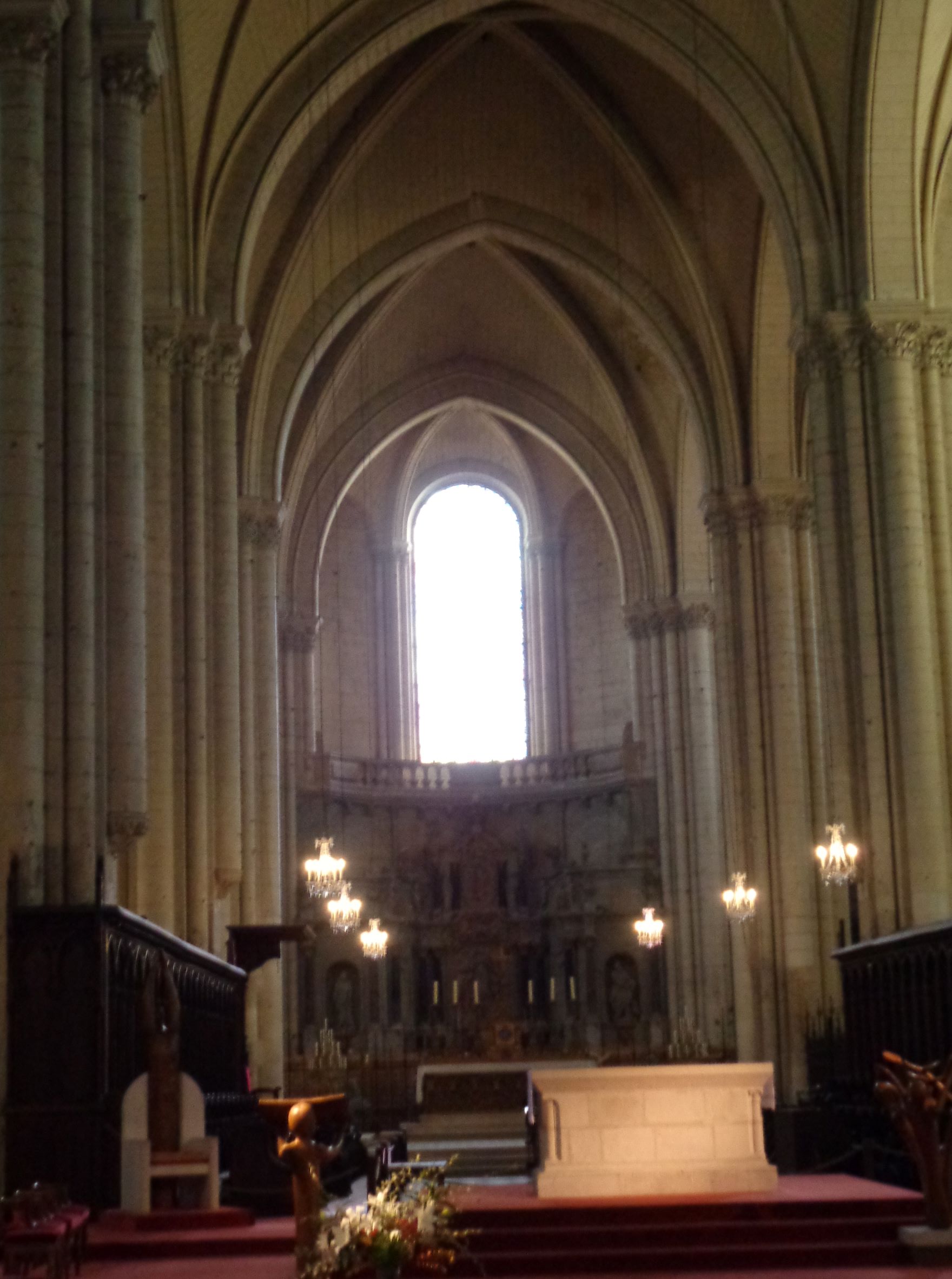 Poitiers cat st pierre altar closeup oct21