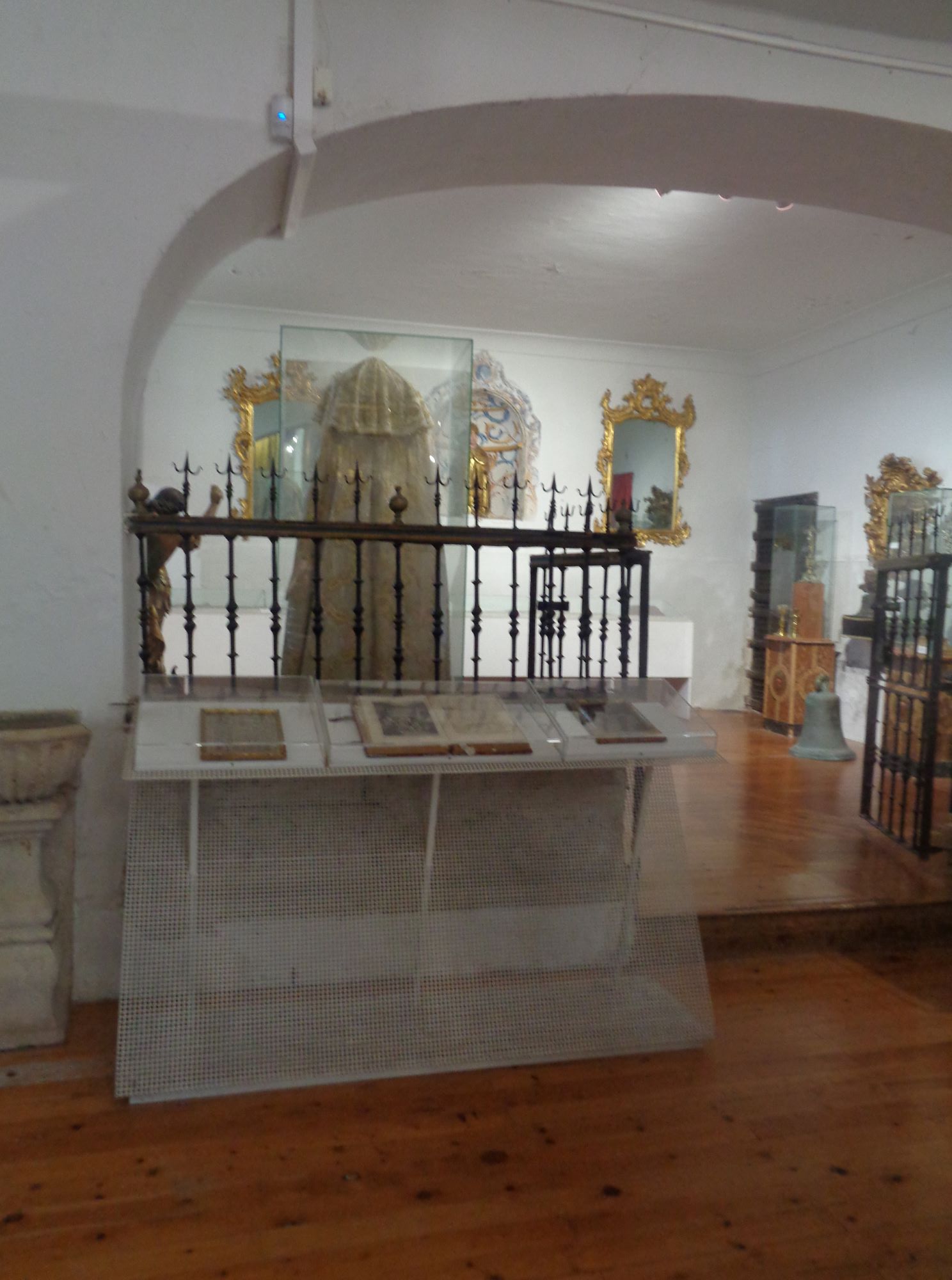 Tordesillas museo arte sacro San Antolin clothes objects room jun24