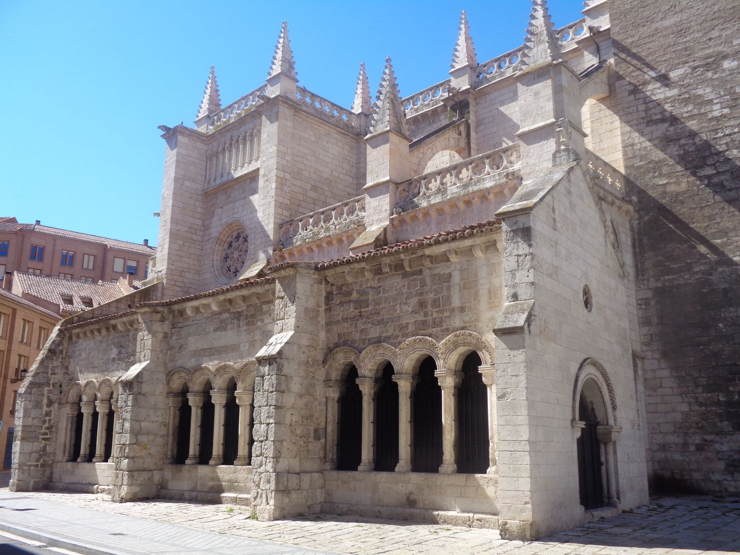 Valladolid ch Santa Maria la antigua cloister jun24
