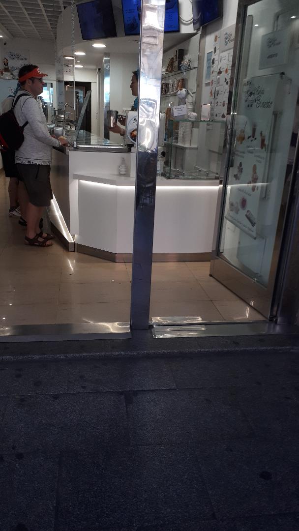 Valladolid helados Ernesto calle Ferrari 10 NF boys buying jun24