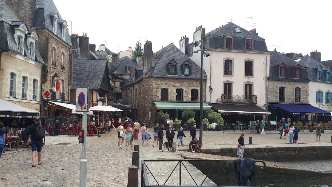 Auray St Goustan pl St Sauveur to creperie jul24