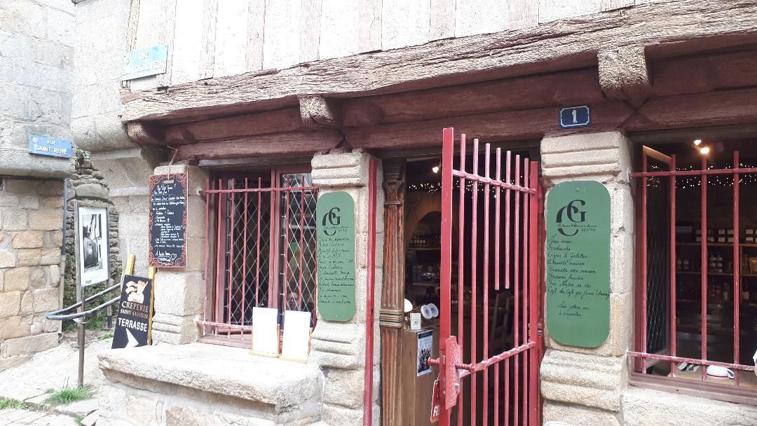 Auray St Goustan shop St Sauveur creperie jul24