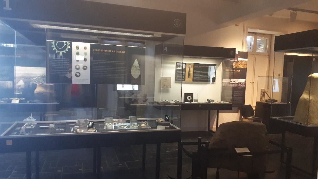 Carnac mus pre history utencils of callais jul24