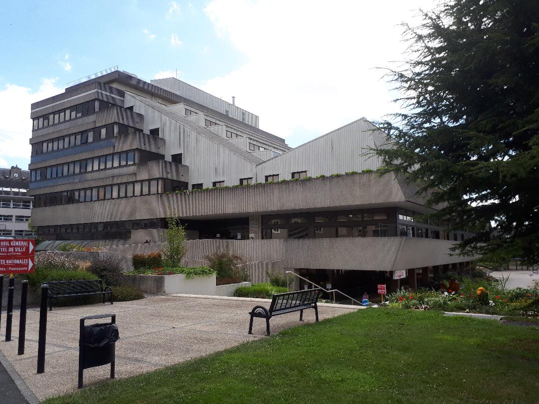 cholet-hotel-de-ville-agglo-and-bus-tkt-ofc-jul20