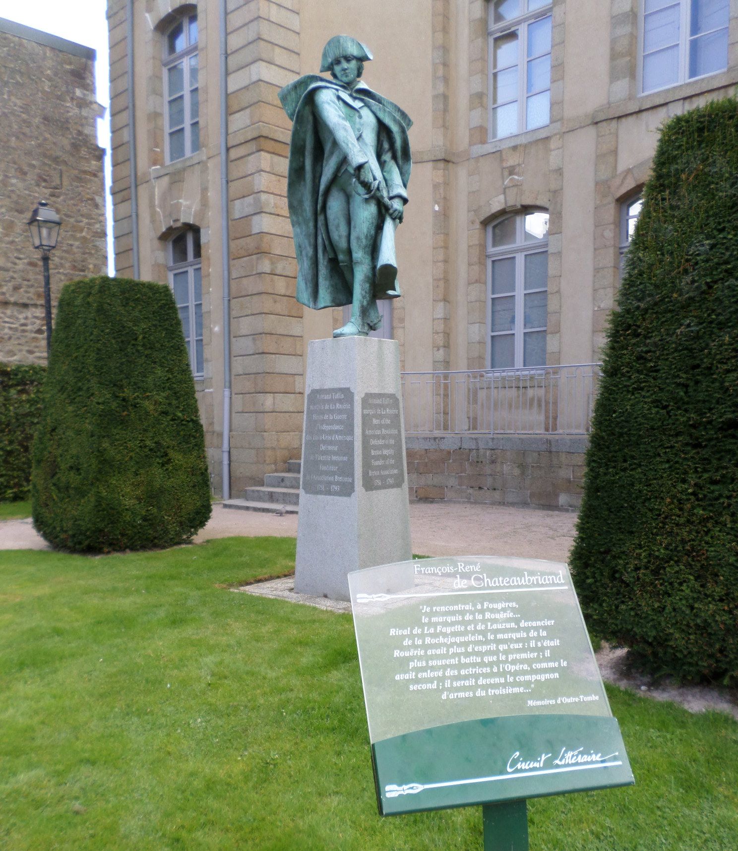 fougeres statue-armand-tuffin-pl-des-fusilliers-aug14