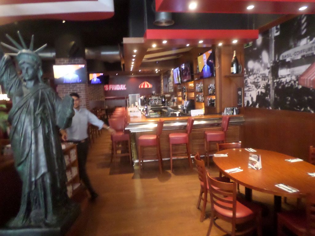 madrid-tgifridays-dining-room-aug19