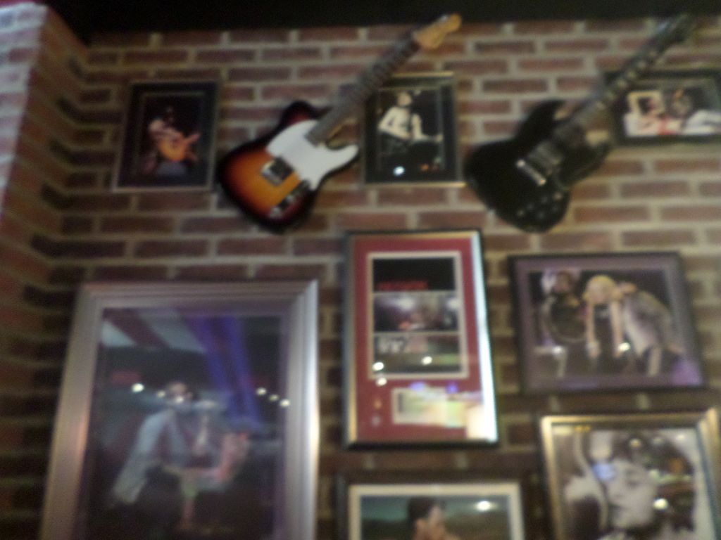 madrid-tgifridays-wall-guitars-aug19