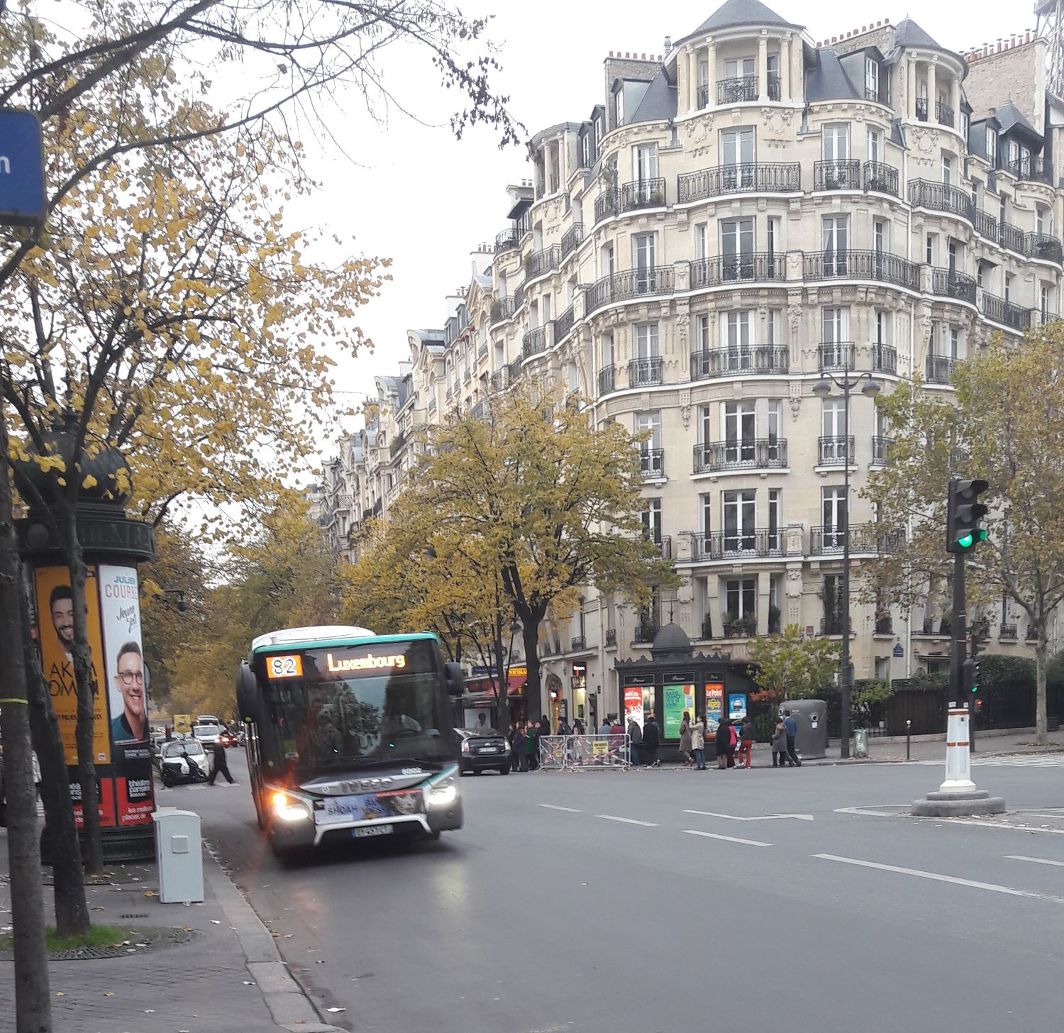 paris-ave-suffren-bus-82-to-montparnasse-nov17