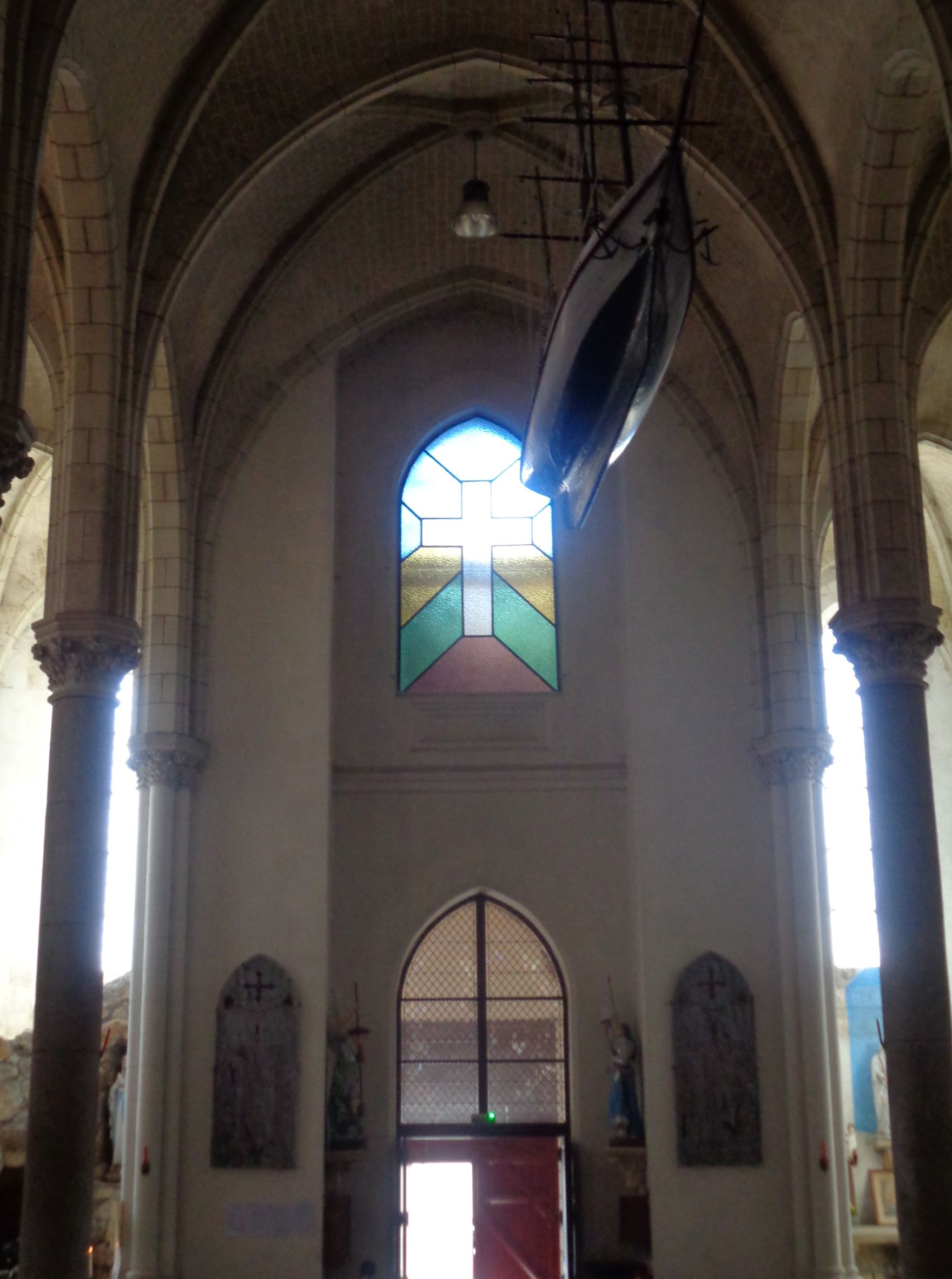 Penestin ch saint gildas altar to back boat exvoto aug22