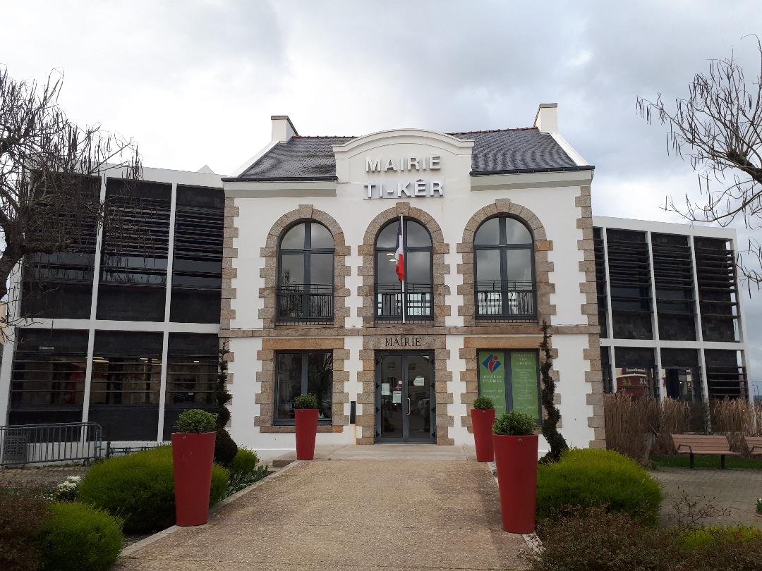 plu-mairie-city-hall-pl-st-michel-from-parking-mar22