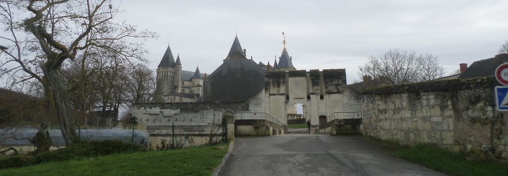 saumur-castle-entrance-feb