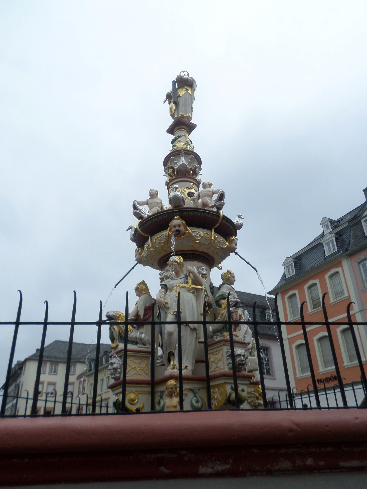 trier-hauptmarkt-speince-statue-aug15