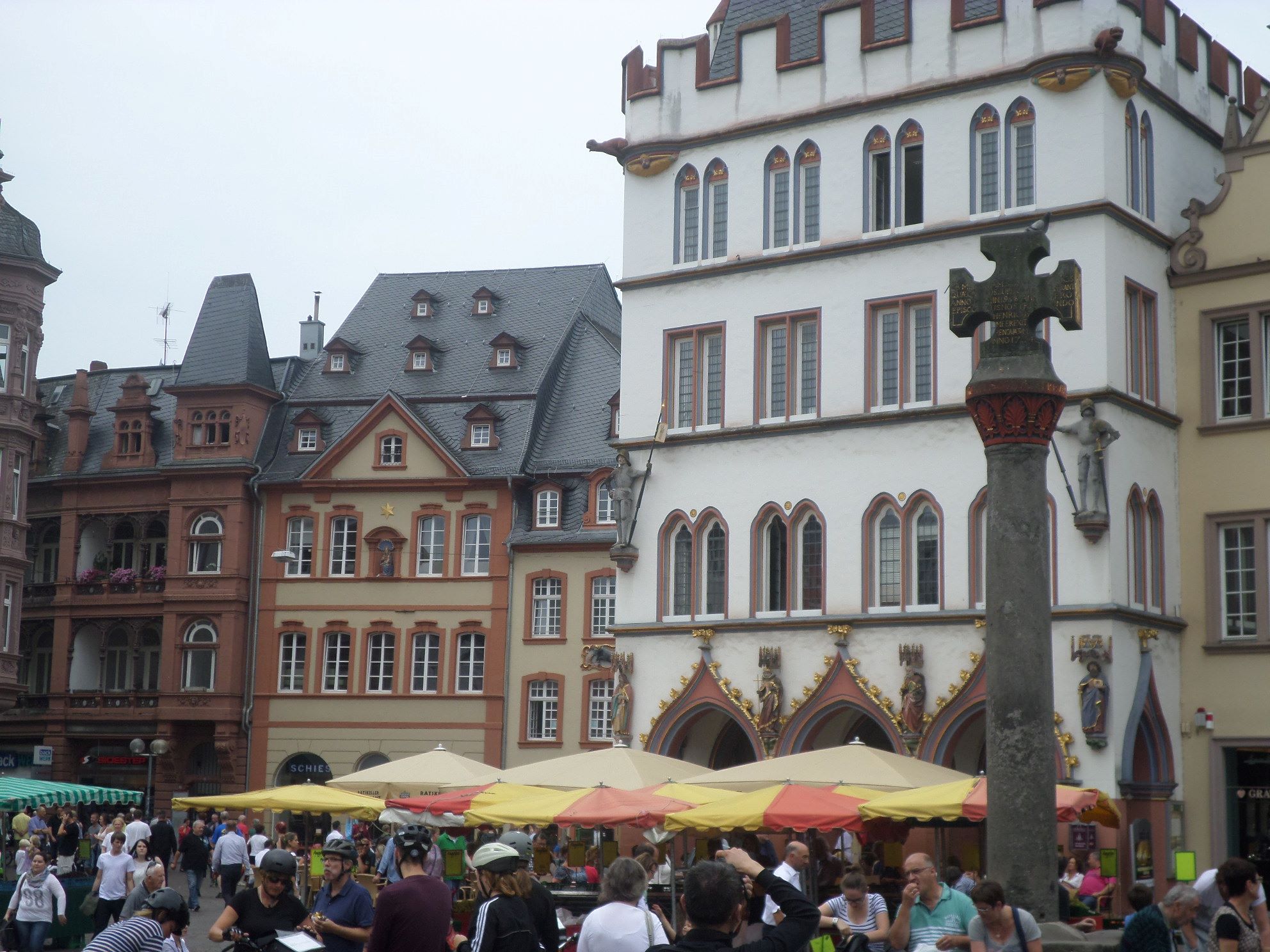trier-hauptmarkt-statue-right-hold-market-aug15