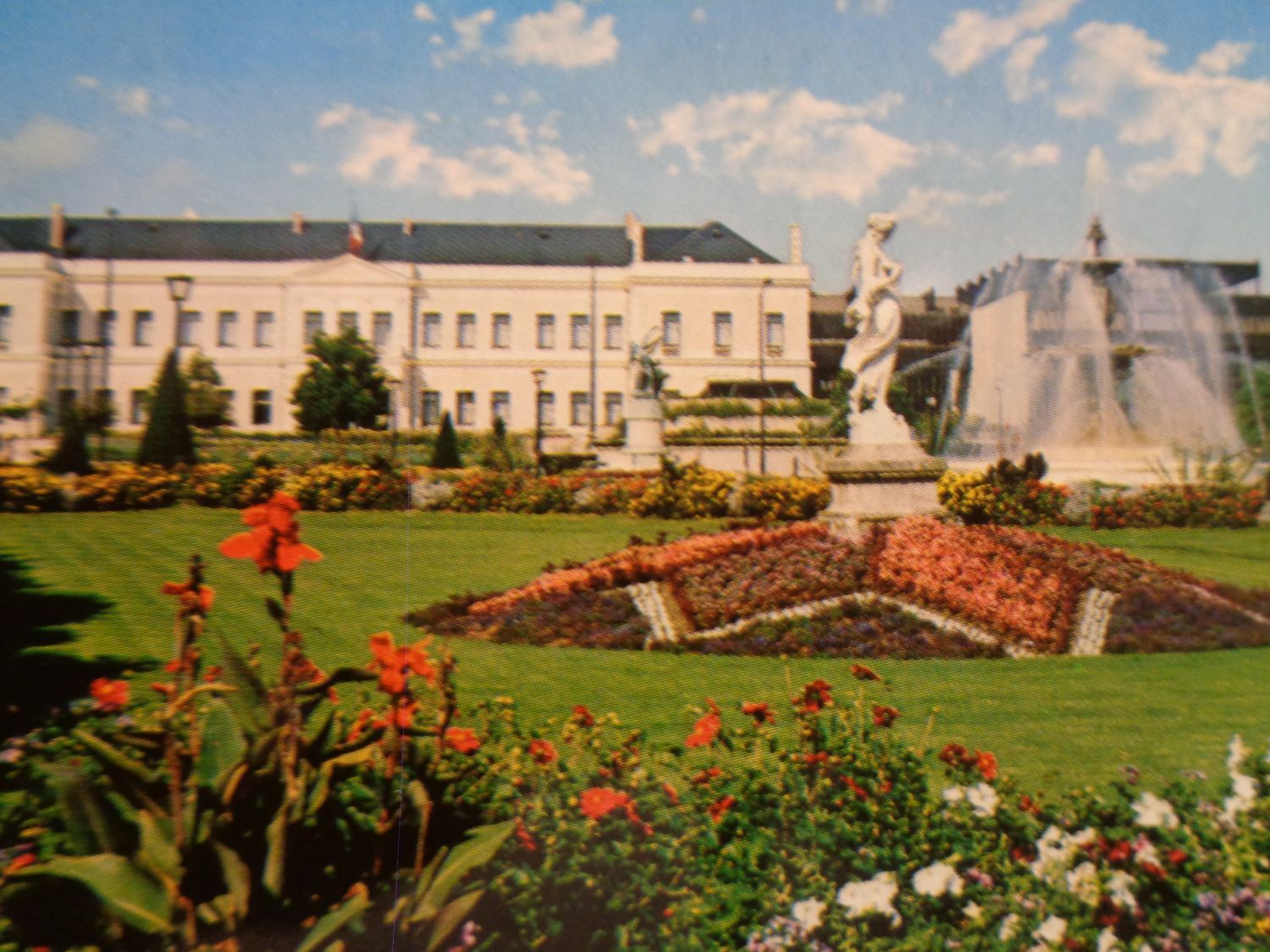 Angers jardin du Mail et hôtel de ville back