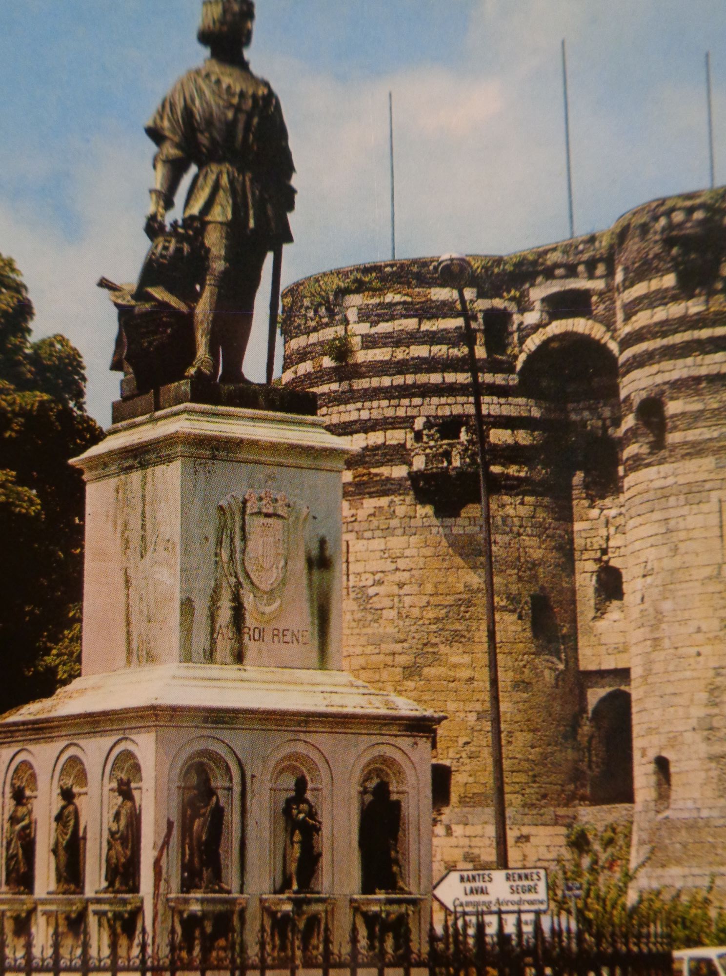 Angers statue du roi René back château