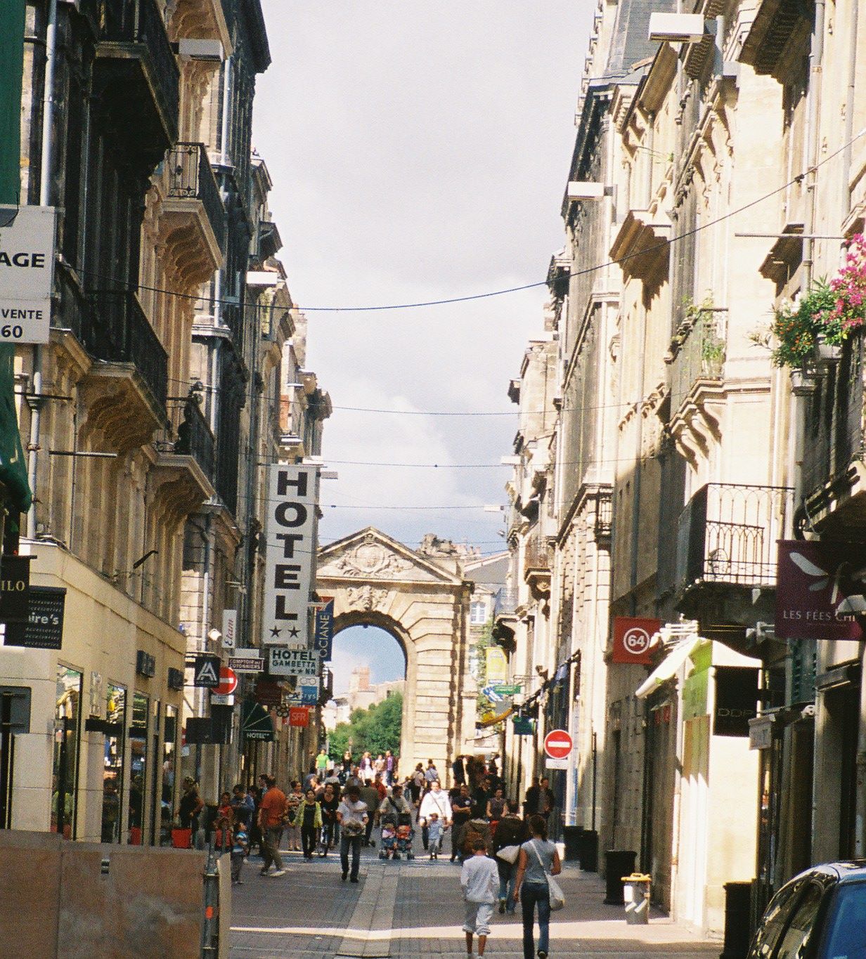 bordeaux-porte-dijeaux-towards-pl-gambetta aug08