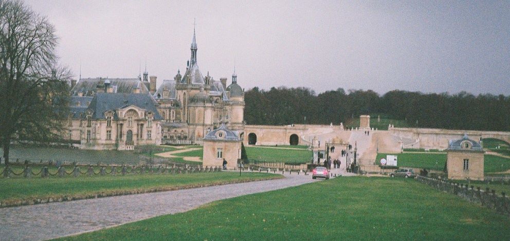 chantilly-main-entrance-road-from-parking