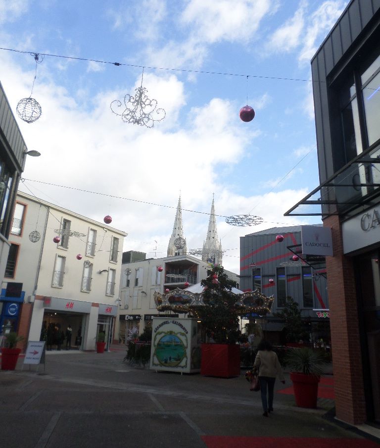 cholet-arcades-rouge-main-level-open-air-carrousel-dec17
