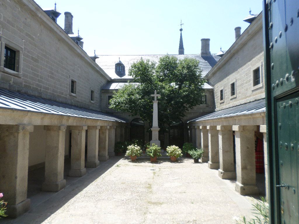 el-escorial-parroquia-de-gracia-inside-cross-aug17