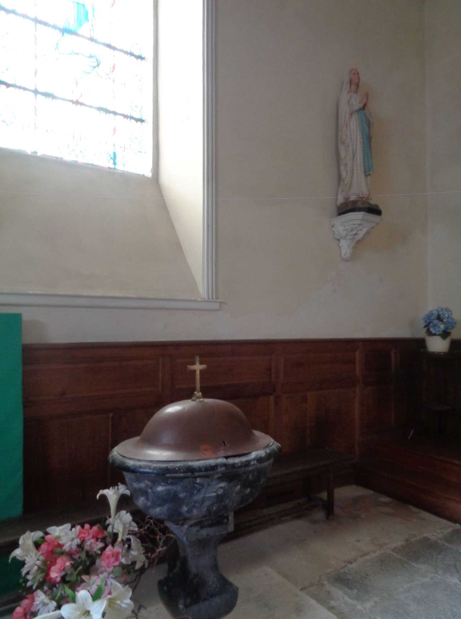 La Ville és Nonais ch Notre Dame et Sainte Anne chapel baptismal font aug24