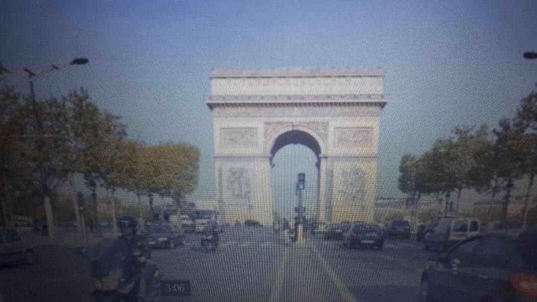 Paris Arc de Triomphe arriving 2010