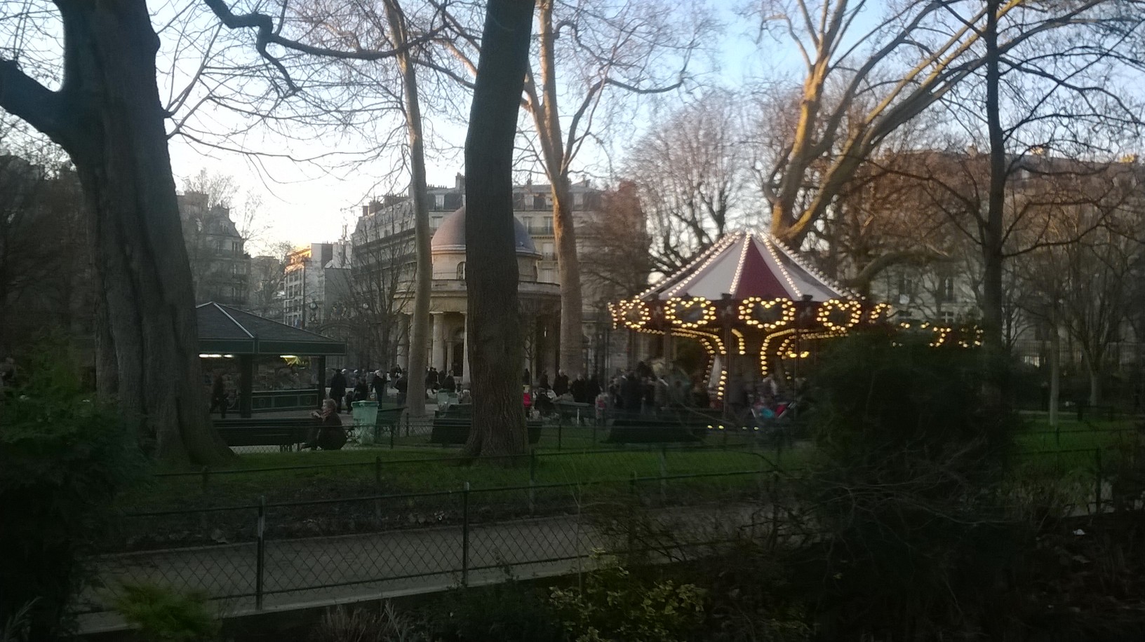paris parc monceau dome et carrousel feb14