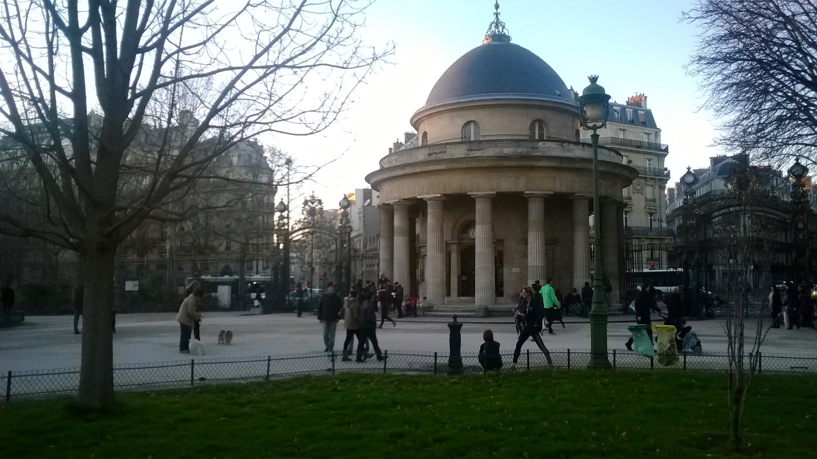 paris parc monceau rotonda inside feb14