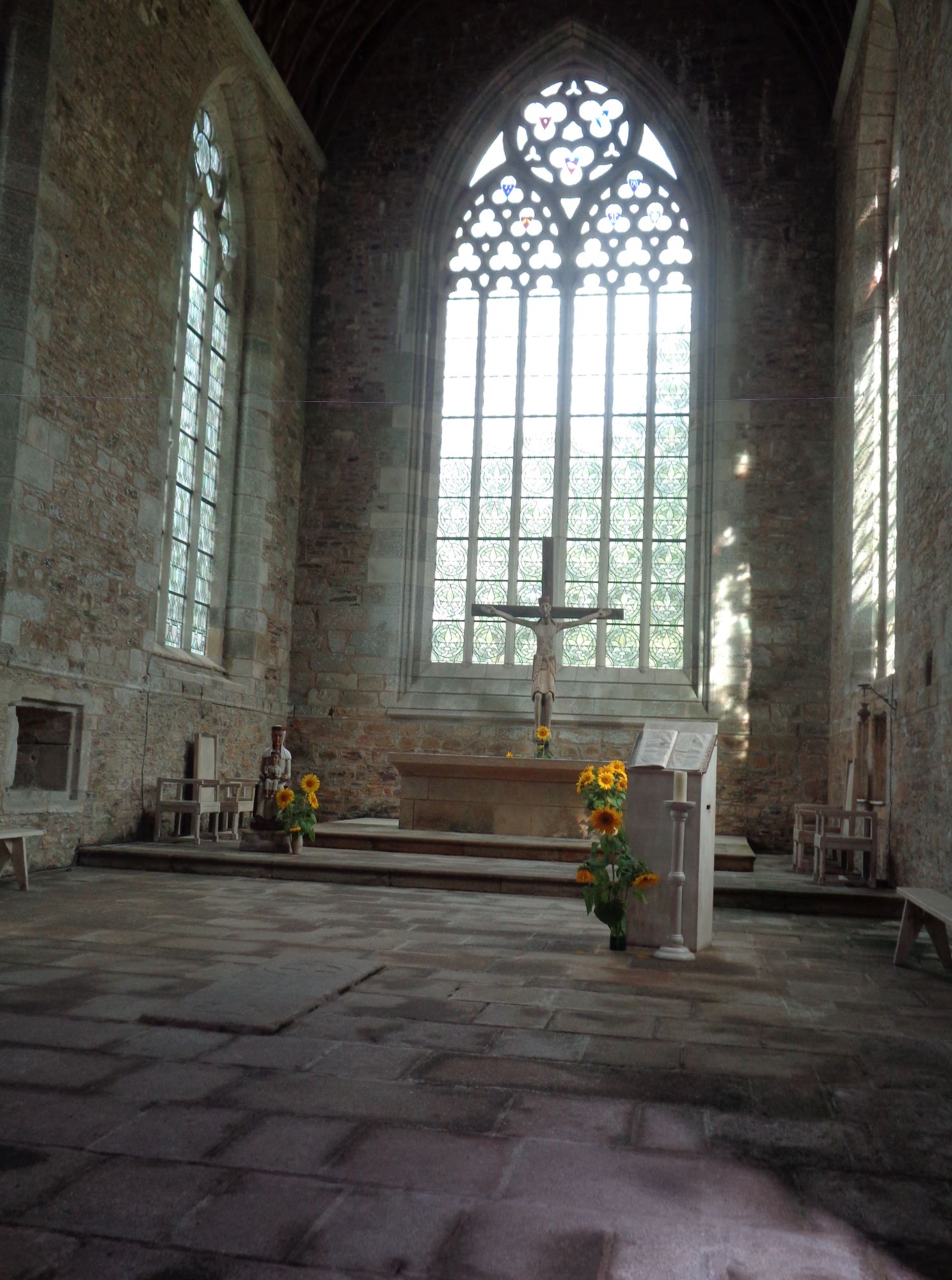 Plénée Jugon Abbaye Notre Dame de Boquen church altar aug24