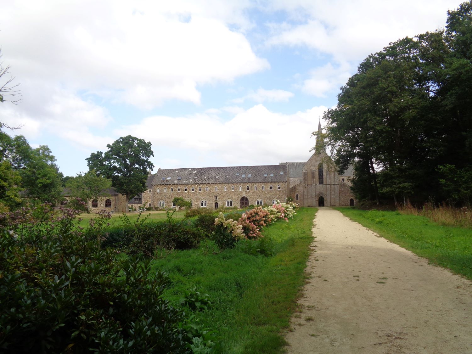 Plénée Jugon Abbaye Notre Dame de Boquen church entr aug24