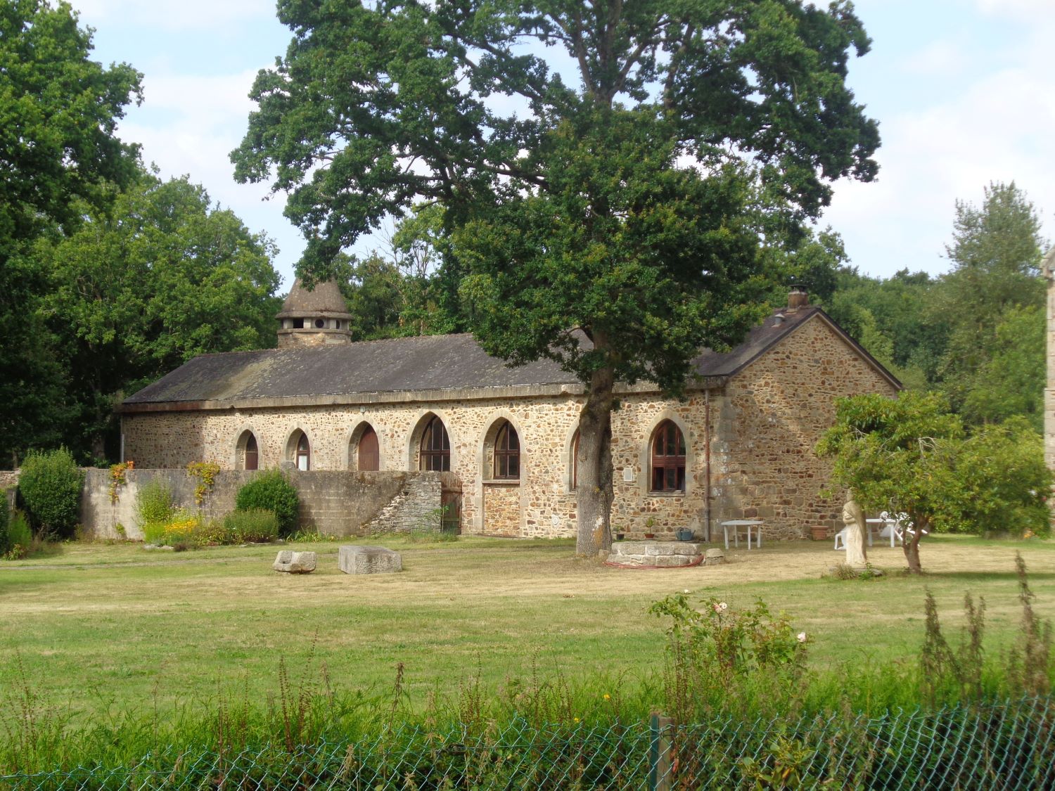 Plénée Jugon Abbaye Notre Dame de Boquen moulin back aug24