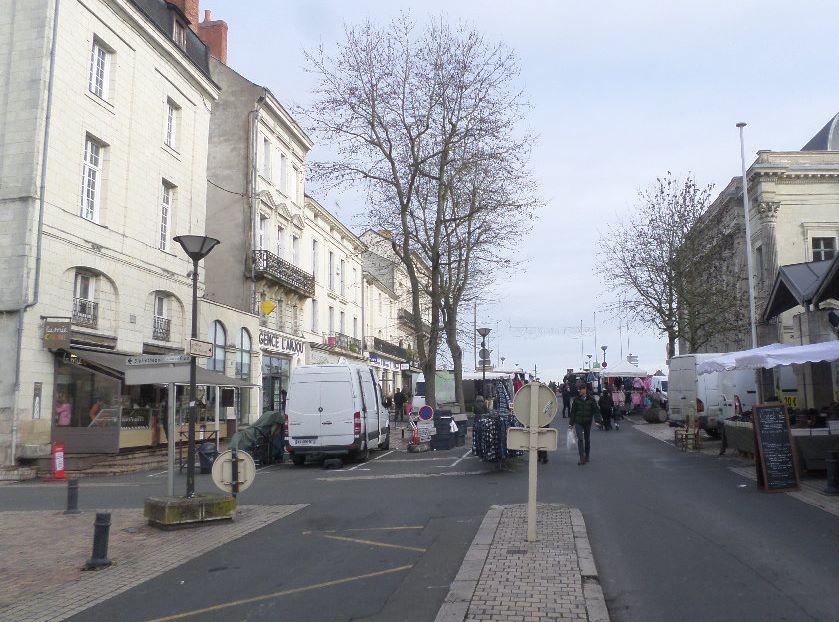 saumur-pl-bilange-market-to-loire-feb18