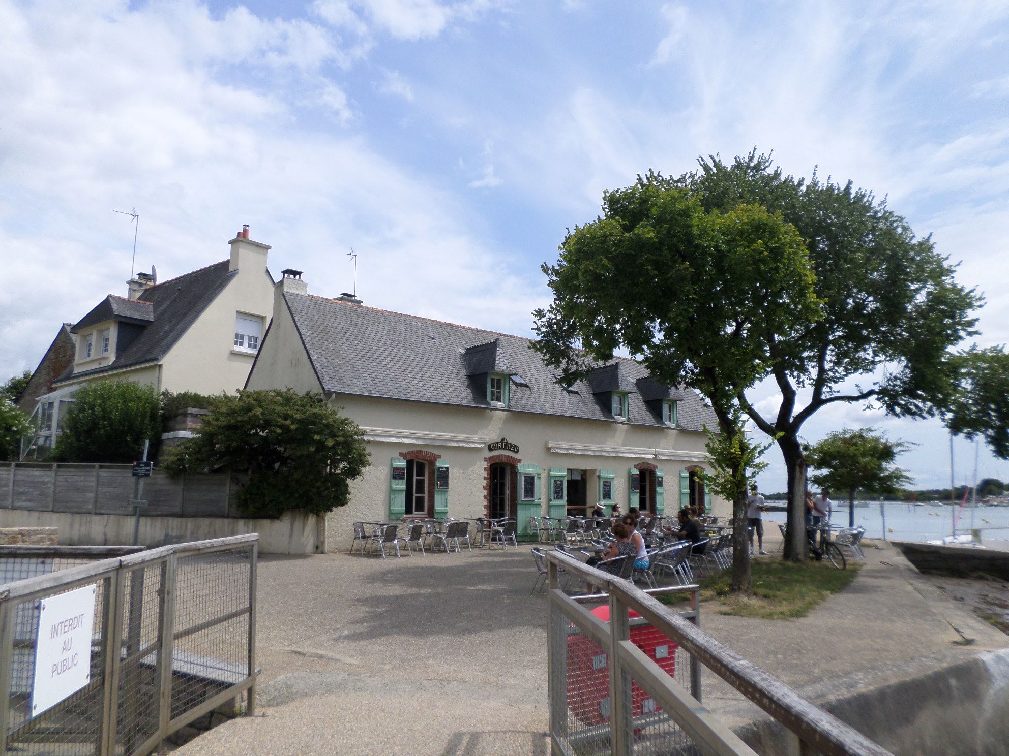 Vannes conleau Le Corlazo café facing seawater pool aug14