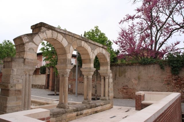 albi-old-cloister-fountain-behind-the-cathedral-area-jul10