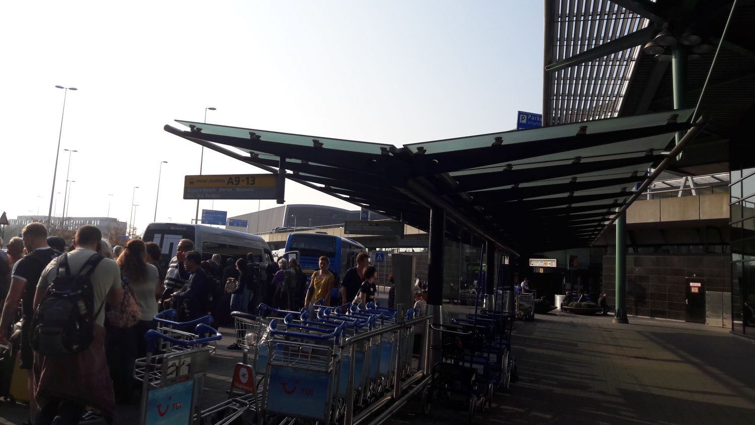 ams-schiphol-airport-shuttle-bus-depart-to-hotel-sept17