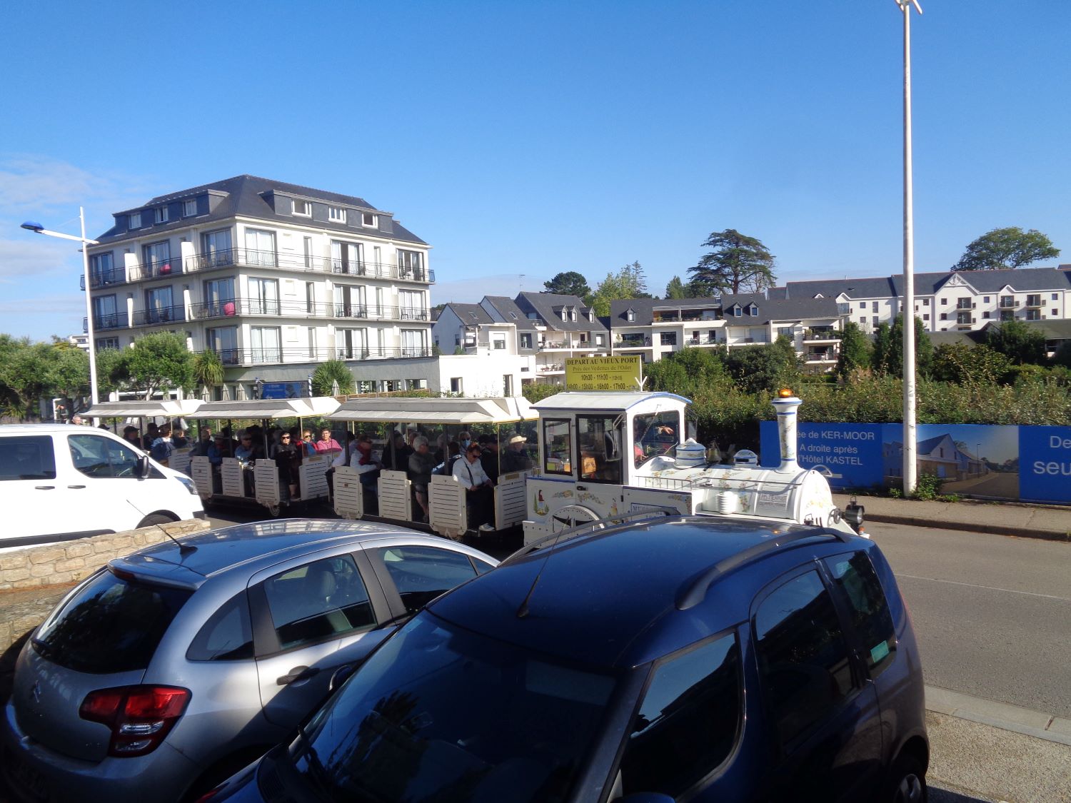 Benodet petit train corniche de l'estuaire passing sep24