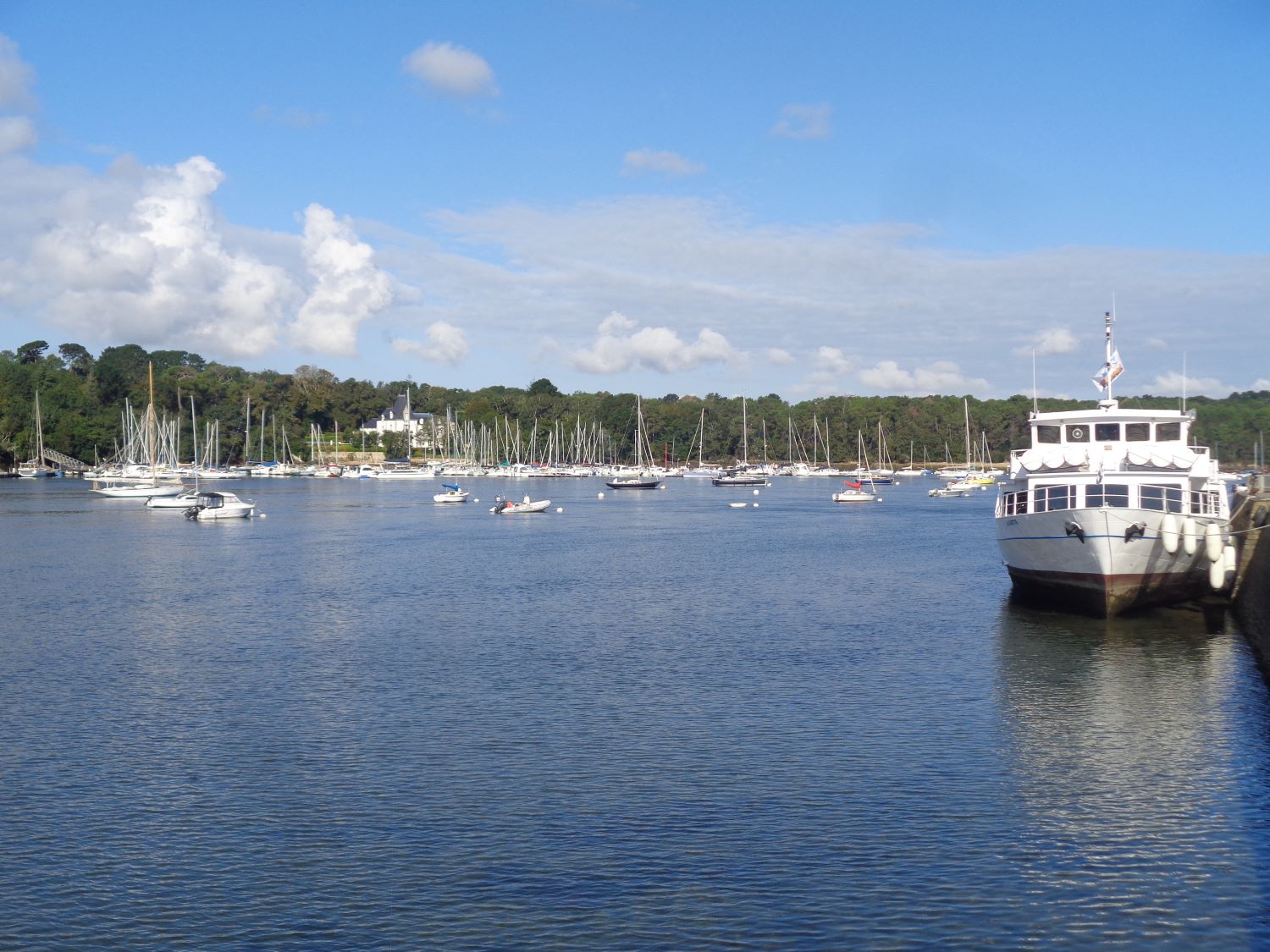 Benodet port de Benodet embarcadere vedette odet boat front sep24