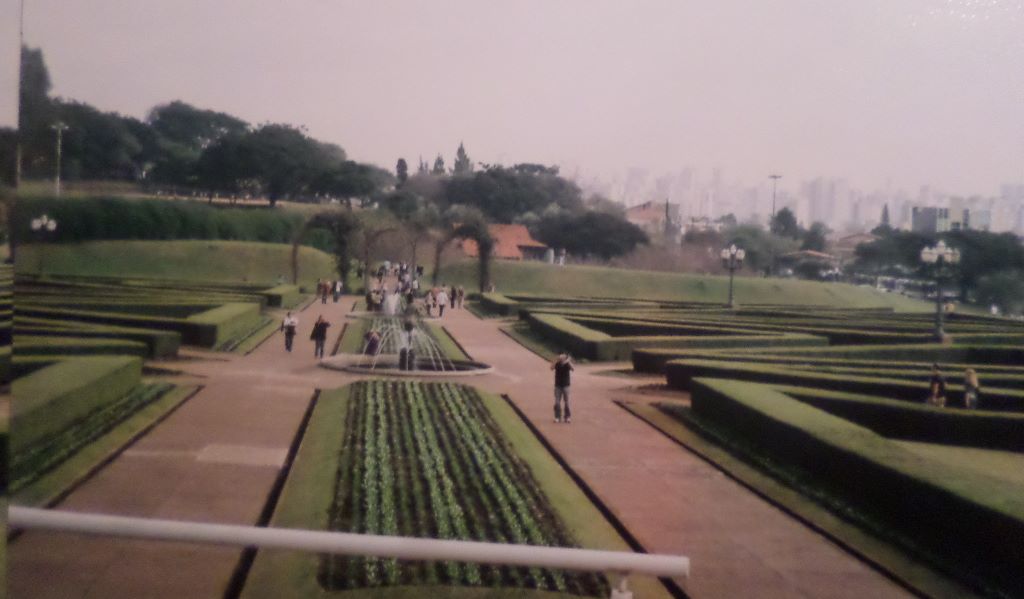 curitiba-jardin-botanico-lawn-2008